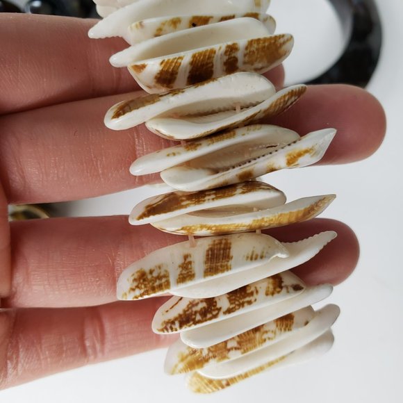 4 Assorted Shell and Similar Beaded Bracelets - Picture 8 of 10